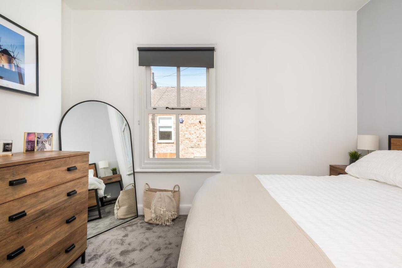 Stylish, Centrally Located Terrace - Pass The Key 约克 外观 照片