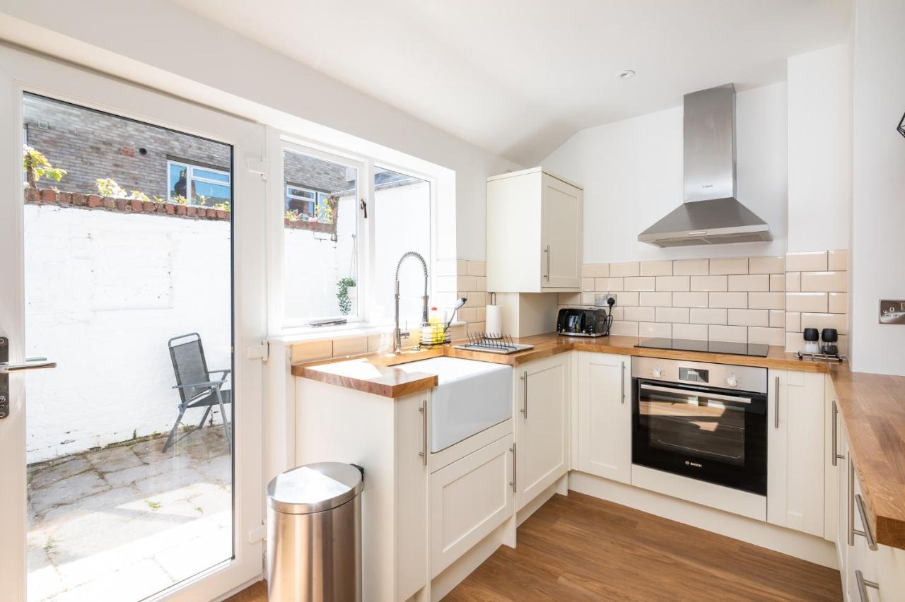 Stylish, Centrally Located Terrace - Pass The Key 约克 外观 照片