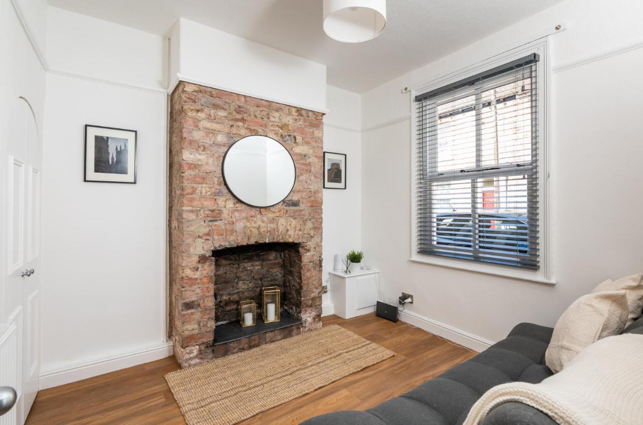 Stylish, Centrally Located Terrace - Pass The Key 约克 外观 照片